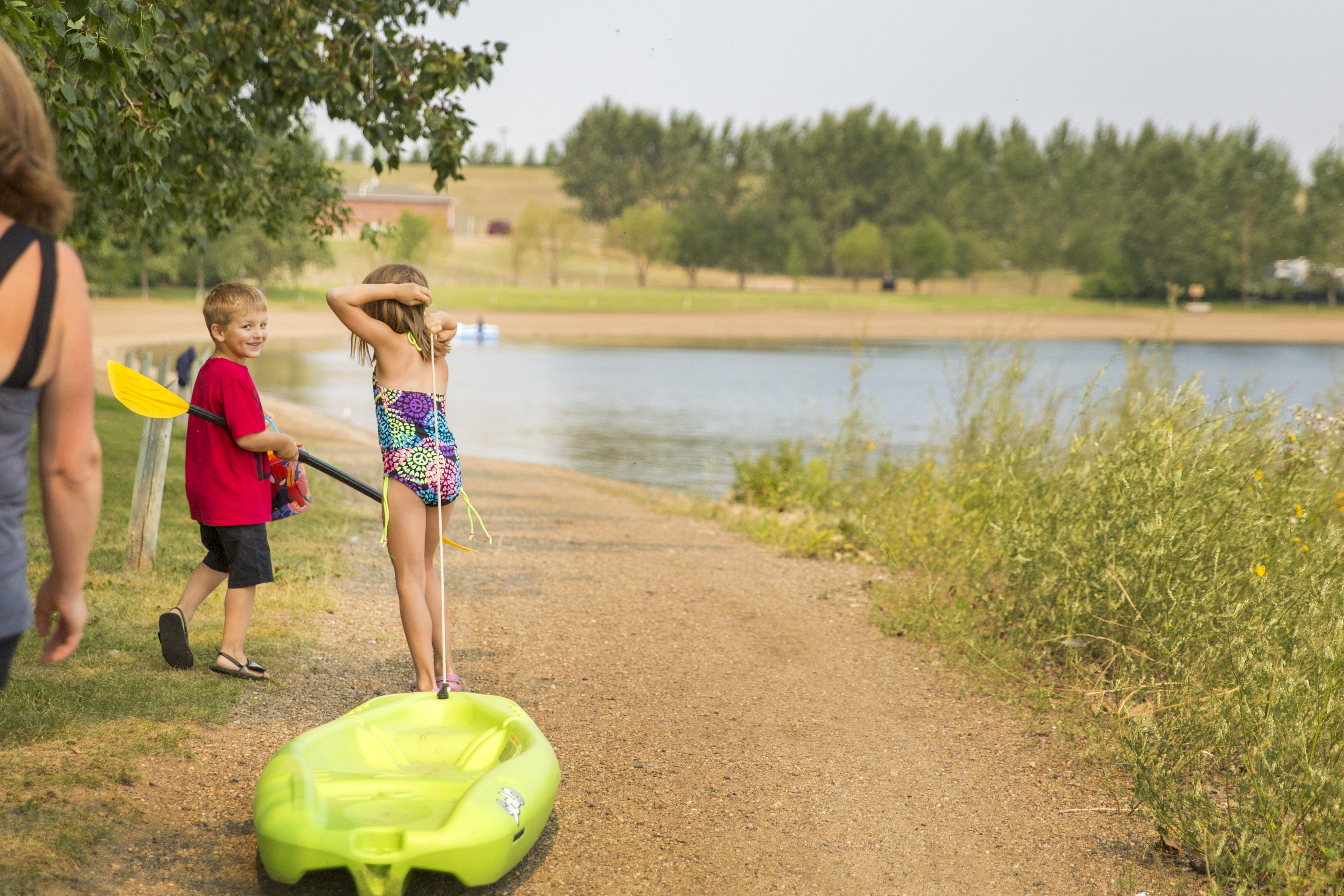 rolling-hills-res-kids-walking-to-beach